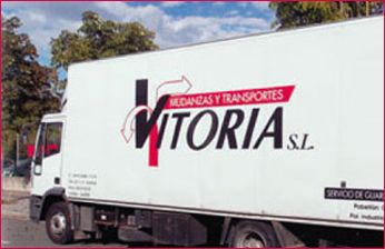 Mudanzas y Transportes Vitoria Camión blanco de mudanzas